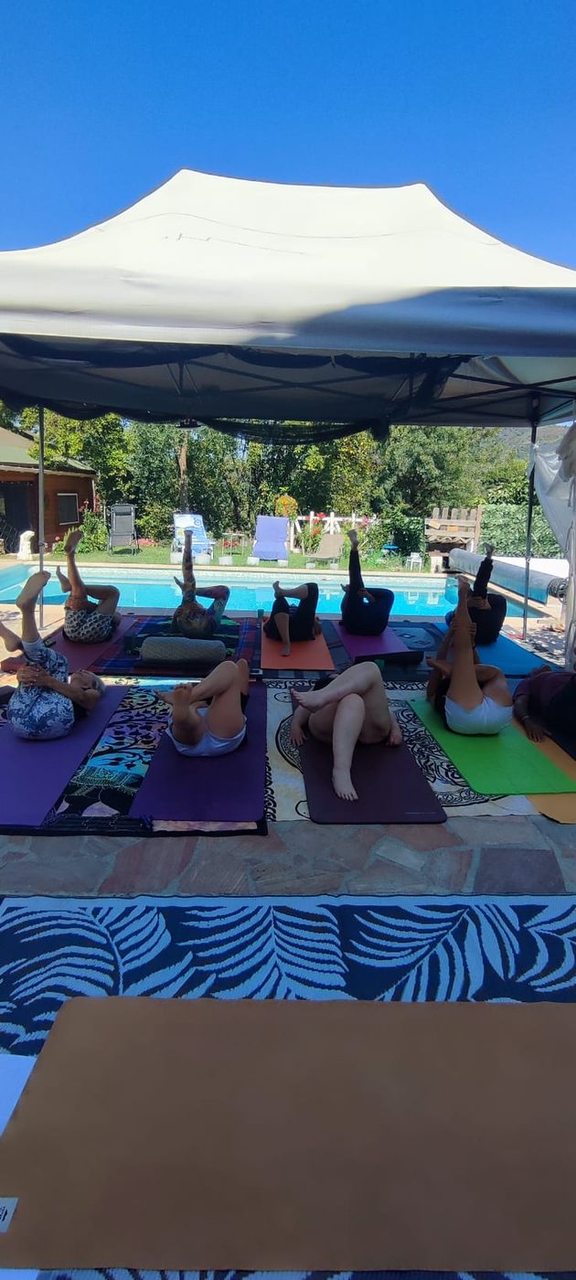 Groupe de yoga en plein air à Grasse — Yoga Horizon 06