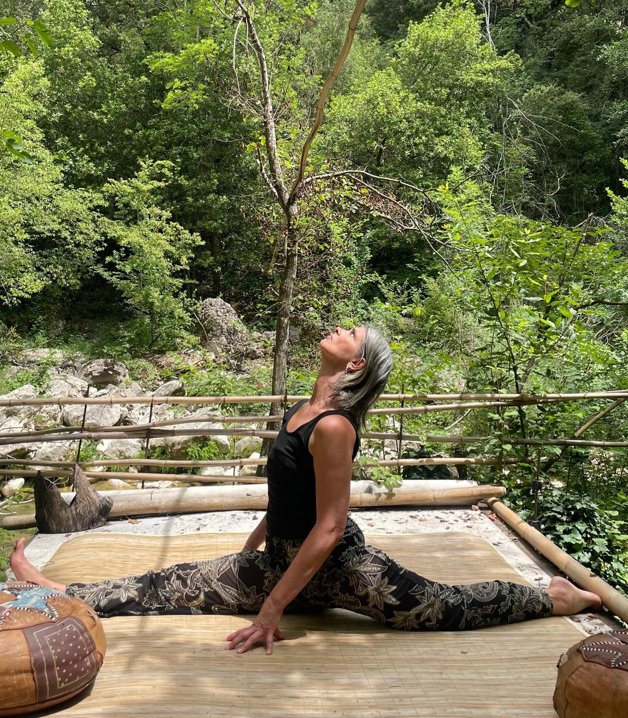 Nathalie Castagna en posture de yoga dans la nature — Yoga Horizon 06, Grasse